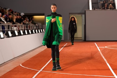 Un Louis Vuitton introspectivo cierra la Semana de la Moda parisina