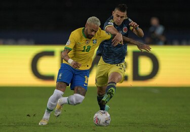 Brasil sigue su marcha con polémica victoria 2-1 a Colombia
