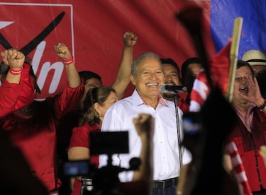 Ex guerrillero y derechista se alistan para segunda vuelta electoral