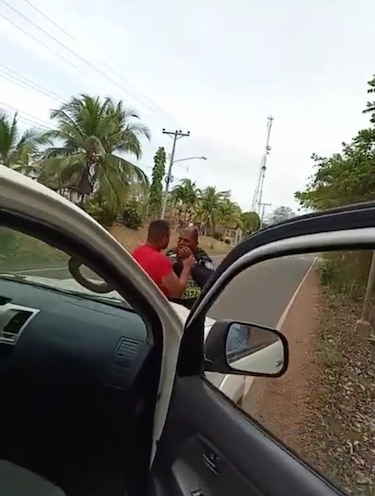 Ciudadano fue condenado por agredir a un policía de tránsito, pero deberá pagar $300 de multa