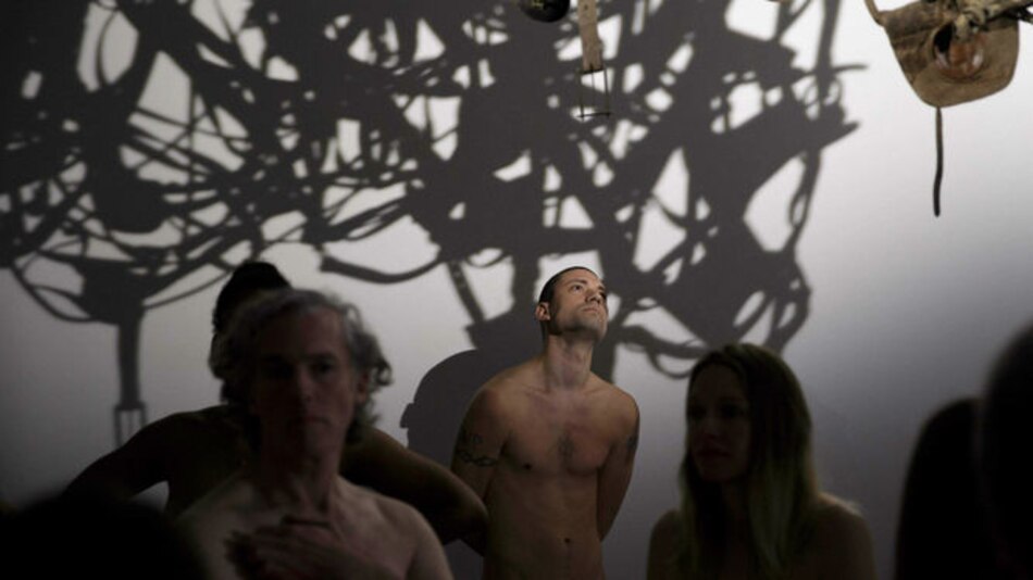 Museo en París acepta visita de nudistas