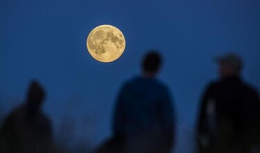 Una hermosa noche con un eclipse de superluna
