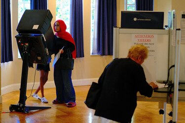 Empiezan a cerrar los centros de votación en Estados Unidos