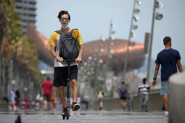 España reconfina a 200 mil personas y Sudáfrica vuelve a imponer toque de queda
