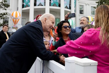 Biden abre la Casa Blanca a miles de niños en Pascua, en un momento clave para la campaña