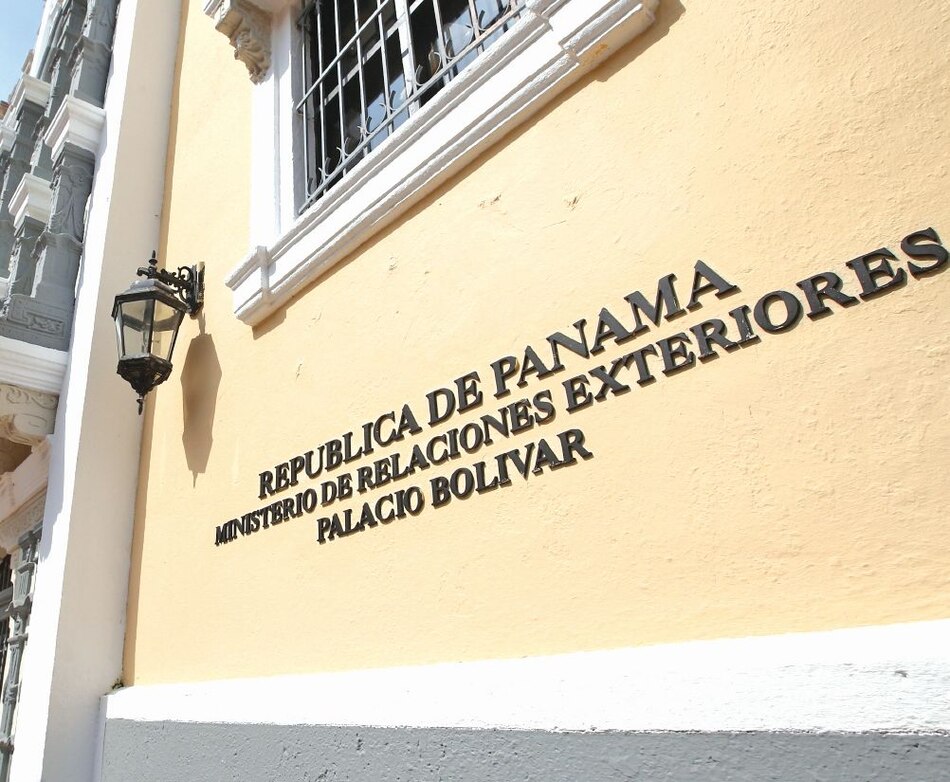 La cancillería gastó cerca de $5,000 en bolígrafos de lujo para regalos