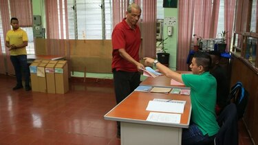 Abren mesas de votación en primarias del PRD