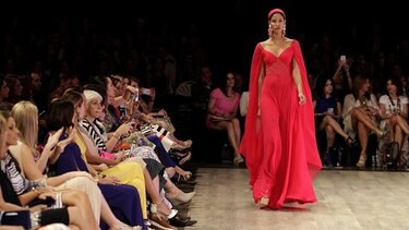 El diseñador Naeem Khan envolvió la pasarela panameña con brillo