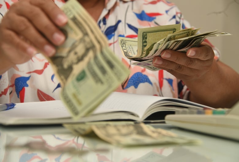 Trabajadores insisten en que el salario mínimo promedio se eleve sobre los $700 mensuales