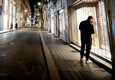 Decretan toque de queda en Italia desde la noche del jueves para frenar contagios