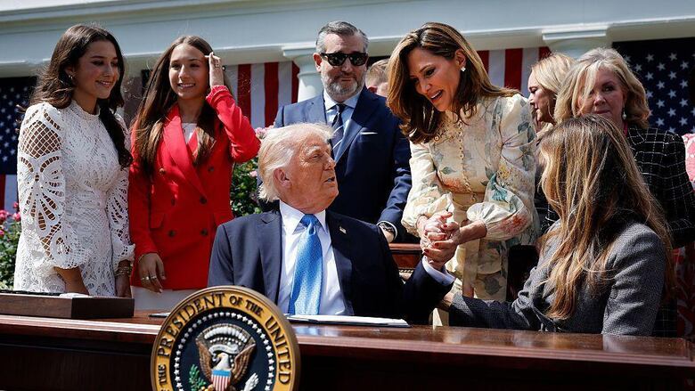 El magnate cubano que desafía a Trump con incendiarios mensajes en vallas publicitarias en Miami