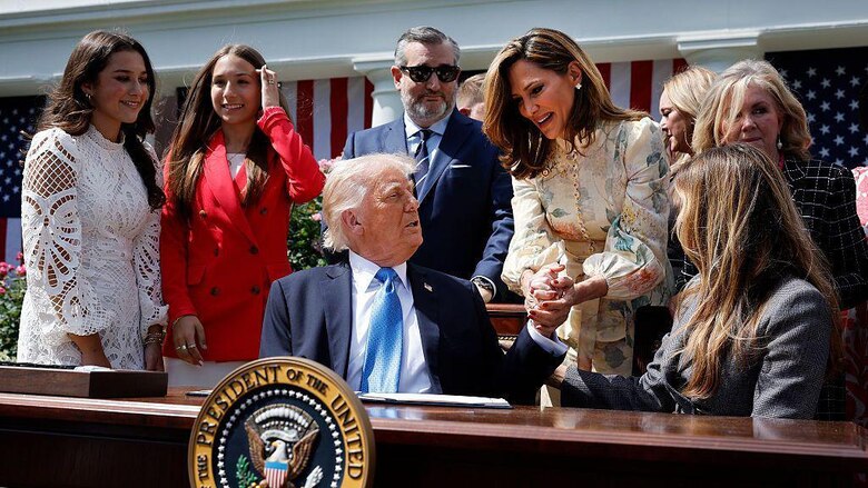 El magnate cubano que desafía a Trump con incendiarios mensajes en vallas publicitarias en Miami