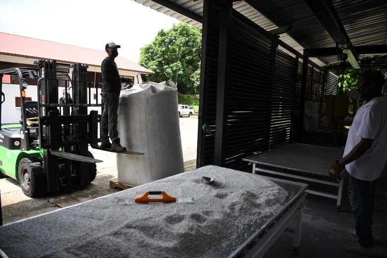 Del río contaminado a la sala: así se transforma el plástico en diseño y arte