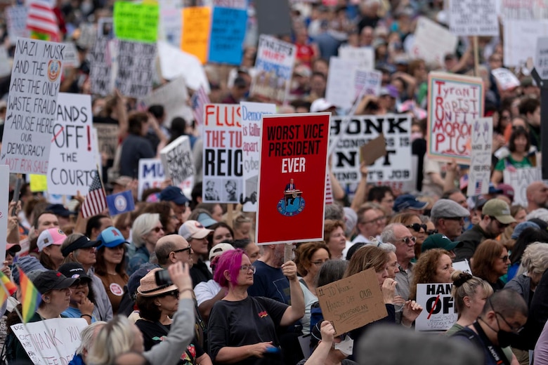 Manifestantes protestan contra los recortes de Trump y Musk en ciudades de todo Estados Unidos