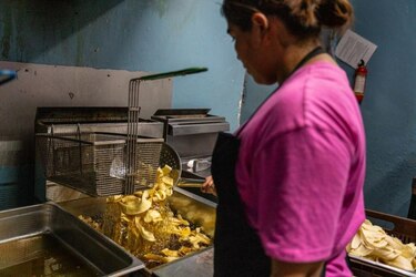 El exitoso emprendimiento hondureño que logró convertir el aceite de cocina usado en jabón y comida para perros