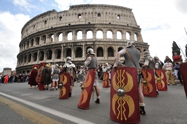 Desfiles y pirotecnia para celebrar los supuestos 2 mil 765 años de Roma