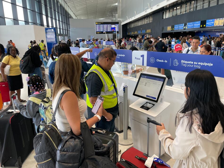 Cancelaciones de vuelos y caos en los aeropuertos por falla tecnológica