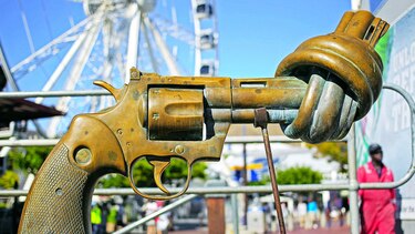 Muere el escultor del revólver con el cañón anudado