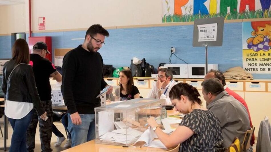 Una España dividida vota con la vista en la ultraderecha