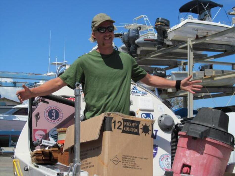 Aventureros que cruzaban a remo el Atlántico esperan volver a casa