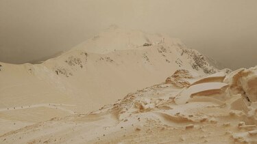 Cae nieve anaranjada en algunas partes de Europa