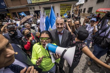 Guatemaltecos se manifiestan ante Fiscalía por acciones en contra de Arévalo de León
