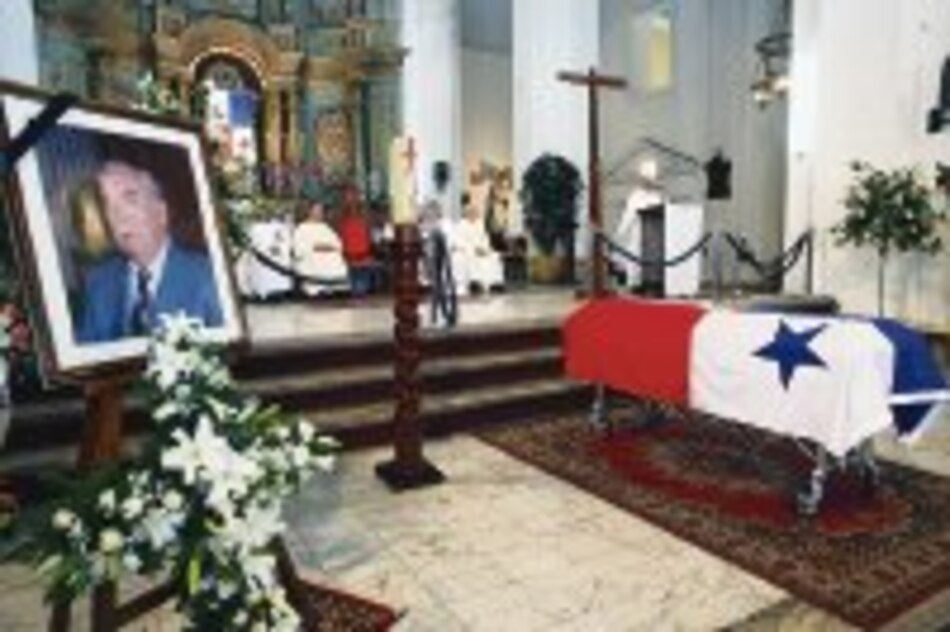 Con pañuelos blancos el país dice adiós a Zúñiga