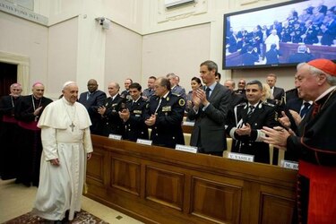 Papa se reúne con exprostitutas y condena trata de personas