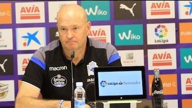 Deportivo de La Coruña destituye a su entrenador