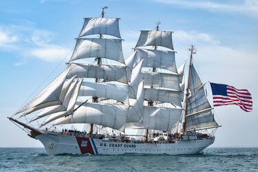 Icónico velero de la Guardia Costera de Estados Unidos cruza el Canal de Panamá