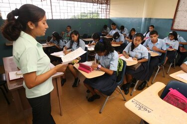 Docentes se organizan para recuperar clases tras la huelga