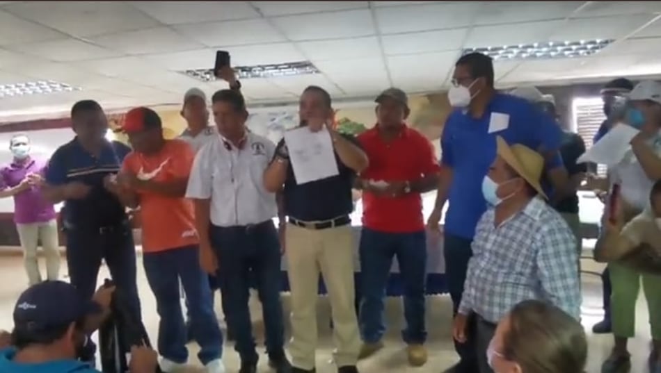 Anadepo decide romper el acuerdo firmado en Santiago; el Gobierno sí reconoce lo pactado y baja el combustible a $3.25 el galón