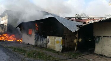 Incendio en taller de la ciudad de Colón dejó un herido
