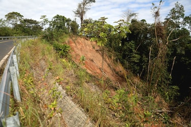 Deslizamiento amenaza carretera hacia la comunidad turística de Pixvae en Veraguas