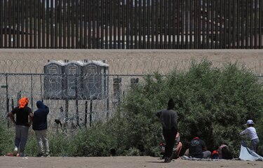 La Guardia Nacional de Texas busca disuadir con altavoces a migrantes que están en México