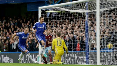 Terry y Diego Costa anotan y el Chelsea consolida su liderato