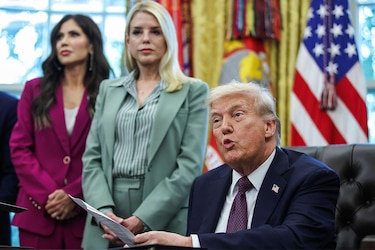 Quién es Kristi Noem, la mujer que lidera la ofensiva migratoria de Trump al frente del Departamento de Seguridad Nacional de EU