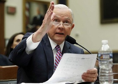 Sessions ordena revisión a sistema para compradores de armas