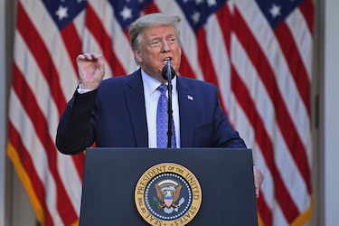Trump amenaza con desplegar el ejército si continúan los disturbios en EU