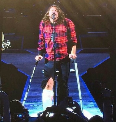 Cantante de Foo Fighters, Dave Grohl se cae del escenario, se fractura la pierna pero decide seguir tocando