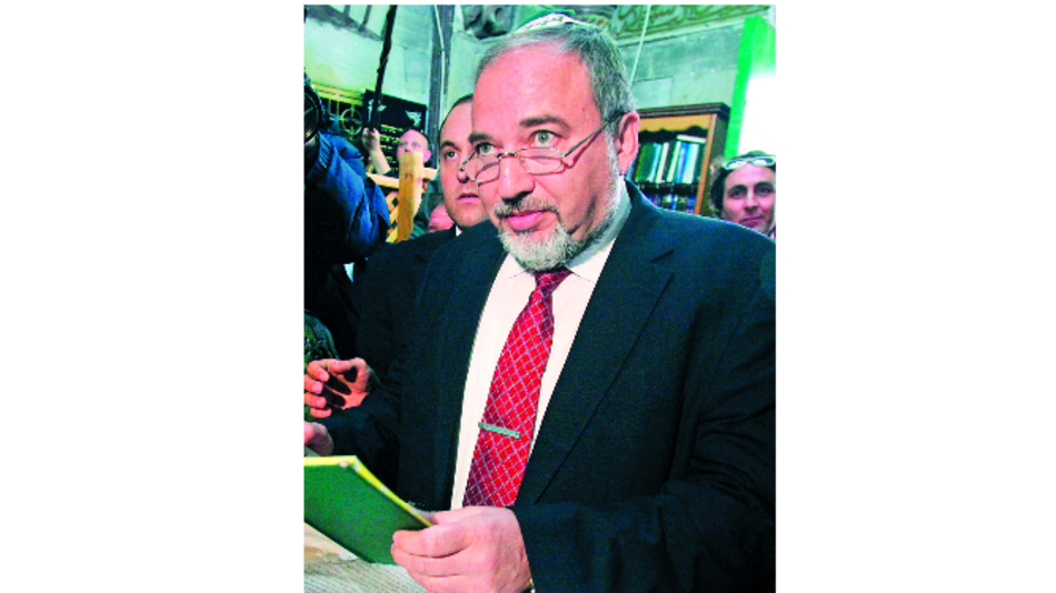 Liberman dice que Israel demolerá colonia ilegal