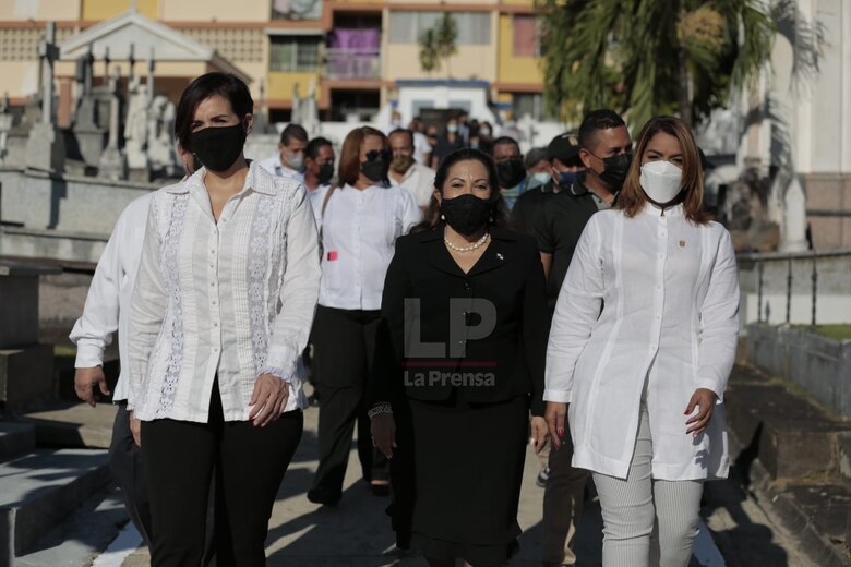 Rinden honores a los próceres de la Patria y a los fallecidos por Covid-19