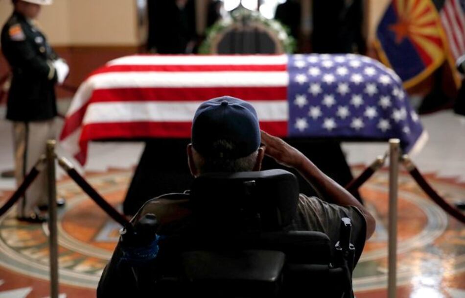 Los restos de John McCain yacen en el Capitolio de Arizona