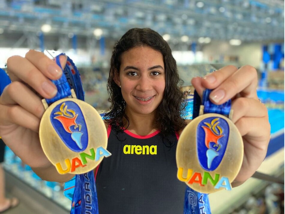 La nadadora panameña Emily Santos se baña de oro