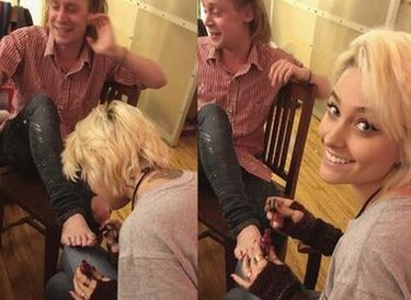Paris Jackson le hace pedicure al actor Macaulay Culkin