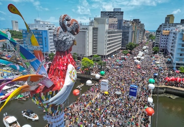 São Paulo le da su pistoletazo al carnaval con desfiles de samba y comparsas callejeras