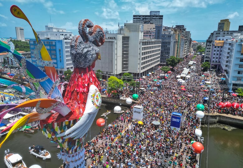 São Paulo le da su pistoletazo al carnaval con desfiles de samba y comparsas callejeras