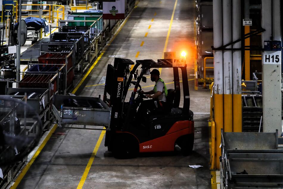 La producción argentina de autos bajó por falta de llantas