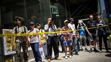 Cae la carga de una grúa en Nueva York: 10 heridos