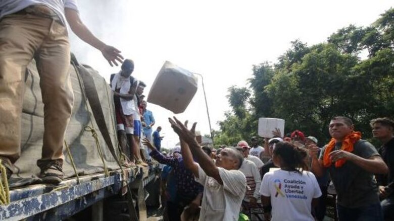 Dos camiones con ayuda son quemados en la frontera Venezuela-Colombia